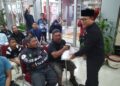 Bupati Kubu Raya Sujiwo menyerahkan bantuan paket sembako kepada 50 penyandang disabilitas di Kantor Bupati Kubu Raya, Jumat (13/3/2026).