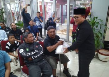 Bupati Kubu Raya Sujiwo menyerahkan bantuan paket sembako kepada 50 penyandang disabilitas di Kantor Bupati Kubu Raya, Jumat (13/3/2026).