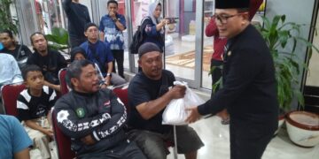 Bupati Kubu Raya Sujiwo menyerahkan bantuan paket sembako kepada 50 penyandang disabilitas di Kantor Bupati Kubu Raya, Jumat (13/3/2026).