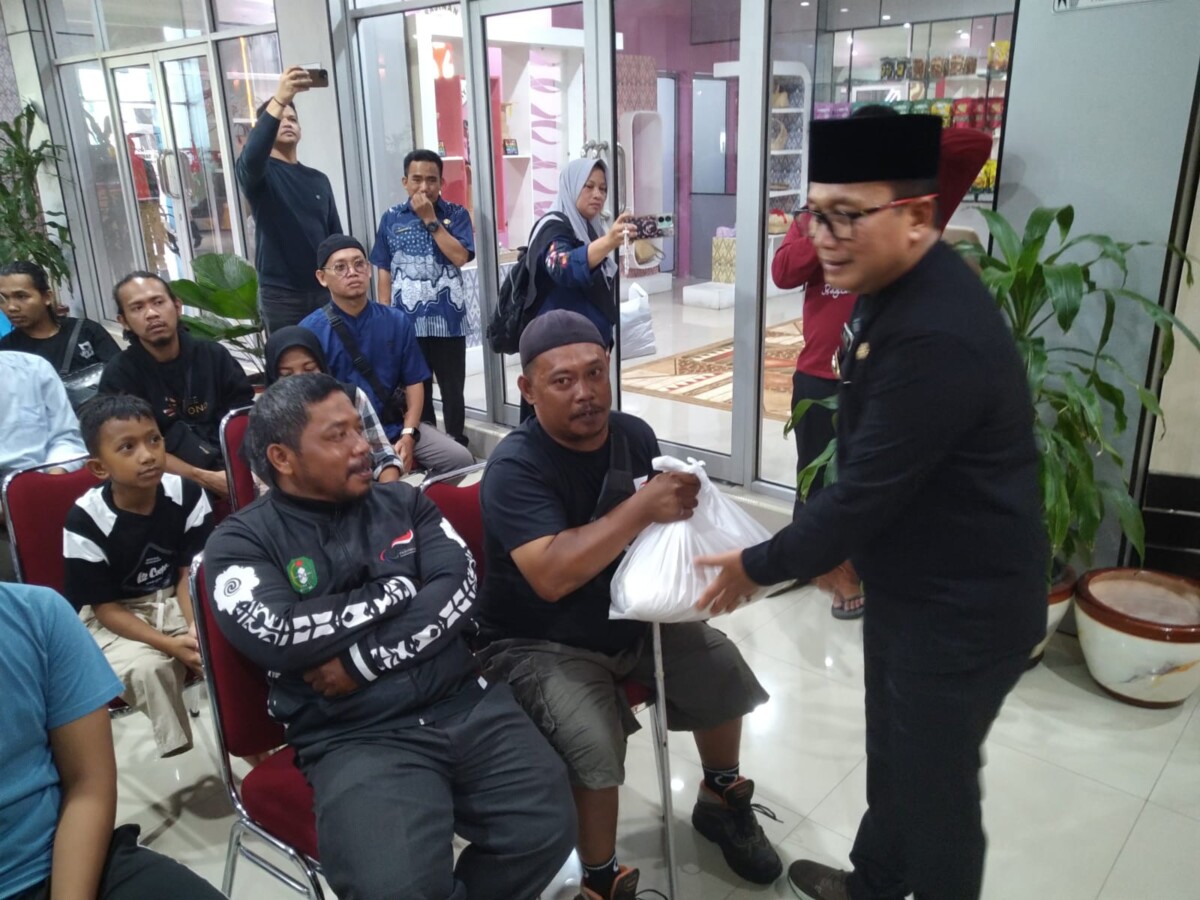 Bupati Kubu Raya Sujiwo menyerahkan bantuan paket sembako kepada 50 penyandang disabilitas di Kantor Bupati Kubu Raya, Jumat (13/3/2026). 