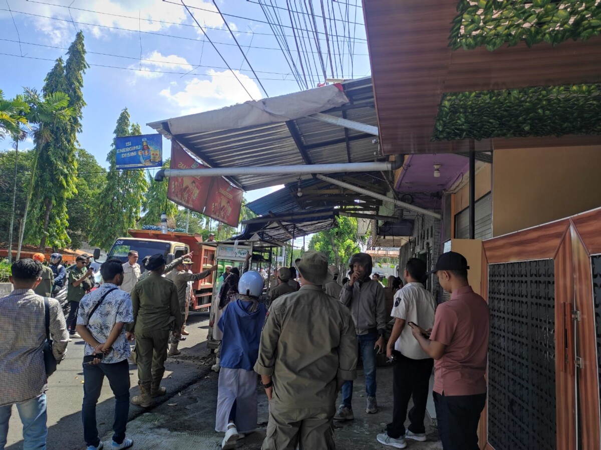 Operasi penertiban PKL di jalan-jalan trotoar perkotaan Jember oleh Satgas Infrastruktur dan Tata Ruang (foto: Jurnalis.co.id/Sigit)