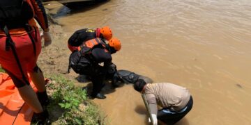 Tim SAR gabungan lakukan pencarian kapal MV JH 07 yang dilaporkan terbalik pada Jumat (13/3/2026), menyebabkan tiga anak buah kapal (ABK) tenggelam.