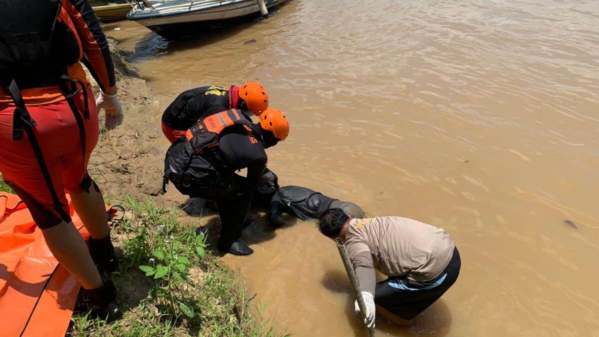 Tim SAR gabungan lakukan pencarian kapal MV JH 07 yang dilaporkan terbalik pada Jumat (13/3/2026), menyebabkan tiga anak buah kapal (ABK) tenggelam.
