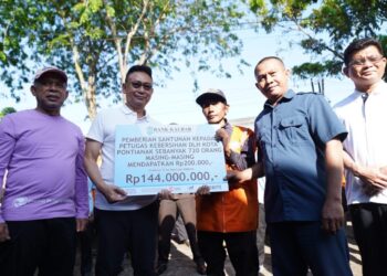 Wali Kota Pontianak Edi Rusdi Kamtono menyerahkan secara simbolis bantuan paket lebaran dan uang tali asih kepada petugas kebersihan.