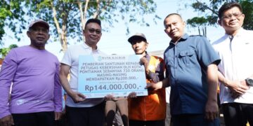 Wali Kota Pontianak Edi Rusdi Kamtono menyerahkan secara simbolis bantuan paket lebaran dan uang tali asih kepada petugas kebersihan.