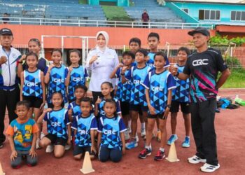 Ketua Penyelenggara Pontianak Open Atletik bersama bibit atlet muda berbakat di cabang olahraga atletikRamli, Minggu (15/3/2026).