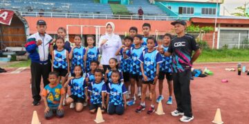 Ketua Penyelenggara Pontianak Open Atletik bersama bibit atlet muda berbakat di cabang olahraga atletikRamli, Minggu (15/3/2026).