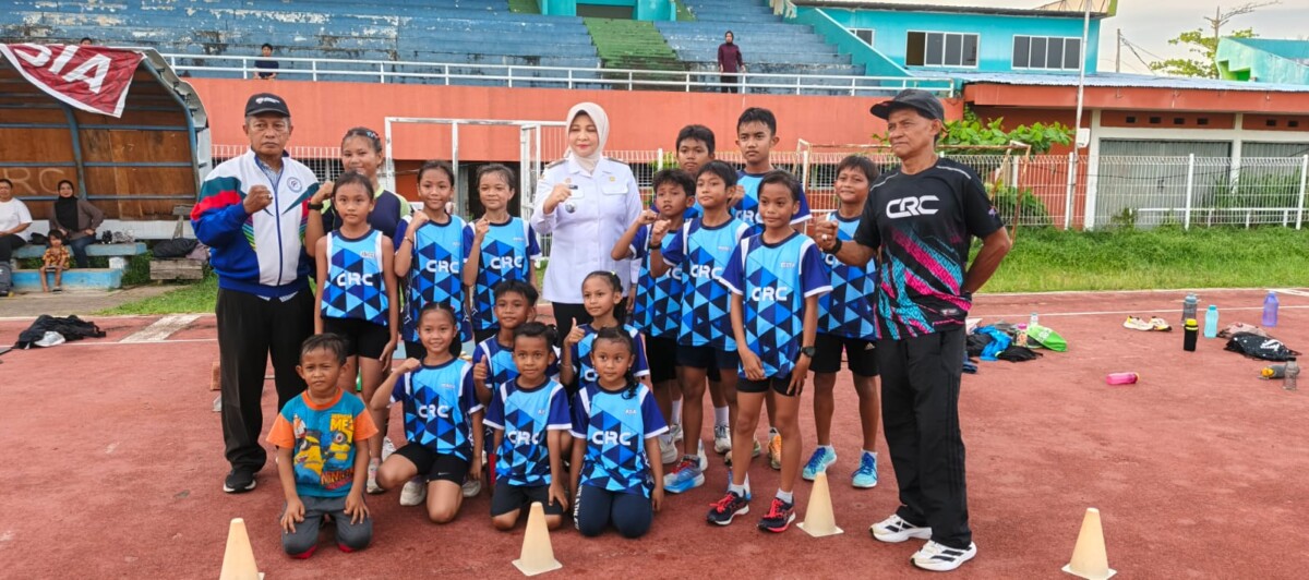 Ketua Penyelenggara Pontianak Open Atletik bersama bibit atlet muda berbakat di cabang olahraga atletikRamli, Minggu (15/3/2026).