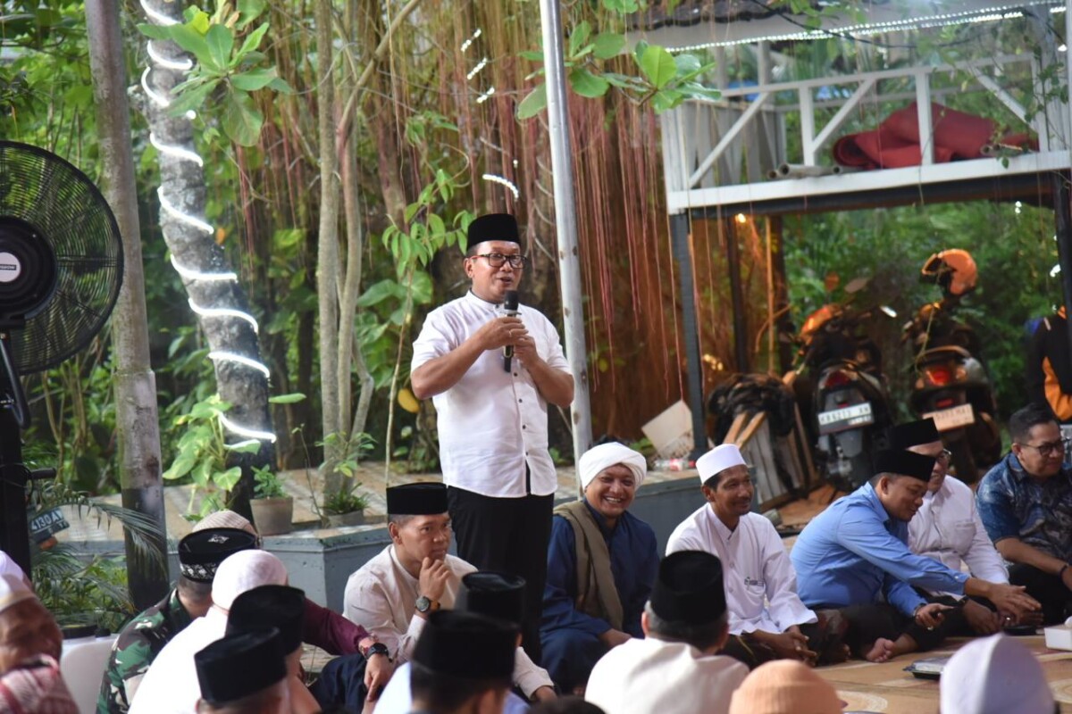 Bupati Kubu Raya, Sujiwo, buka puasa bersama di kediaman pribadinya di Kompleks Mediteranian Palace, Sungai Raya Dalam, Pontianak, Sabtu (14/3/2026).