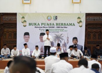 Wali Kota Pontianak Edi Rusdi Kamtono memberikan sambutan saat buka puasa bersama Korps Alumni Himpunan Mahasiswa Islam (KAHMI) di Aula Rumah Jabatan Wali Kota.