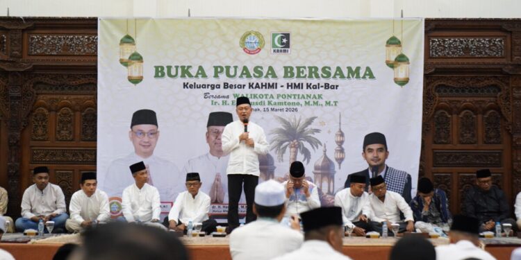 Wali Kota Pontianak Edi Rusdi Kamtono memberikan sambutan saat buka puasa bersama Korps Alumni Himpunan Mahasiswa Islam (KAHMI) di Aula Rumah Jabatan Wali Kota.