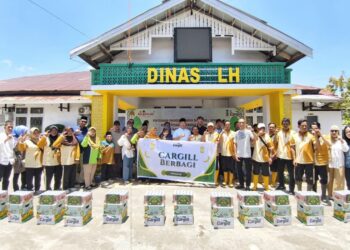 Bupati Alex poto bersama para pekerja penyapu jalan sebelum penyerahan paket bantuan. Foto: Prokopim.