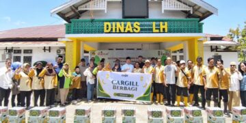 Bupati Alex poto bersama para pekerja penyapu jalan sebelum penyerahan paket bantuan. Foto: Prokopim.