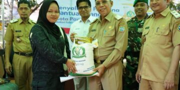 Sekretaris Daerah Kota Pontianak Amirullah menyerahkan bantuan pangan kepada Sulastri, warga Kelurahan Bangka Belitung Darat.