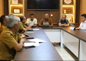 Bupati Ketapang bersama Ketua DPRD dan pihak terkait saat melakukan konferensi pers terkait stok BBM, Senin (16/03). Foto: Ist.