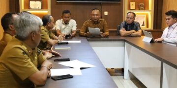 Bupati Ketapang bersama Ketua DPRD dan pihak terkait saat melakukan konferensi pers terkait stok BBM, Senin (16/03). Foto: Ist.