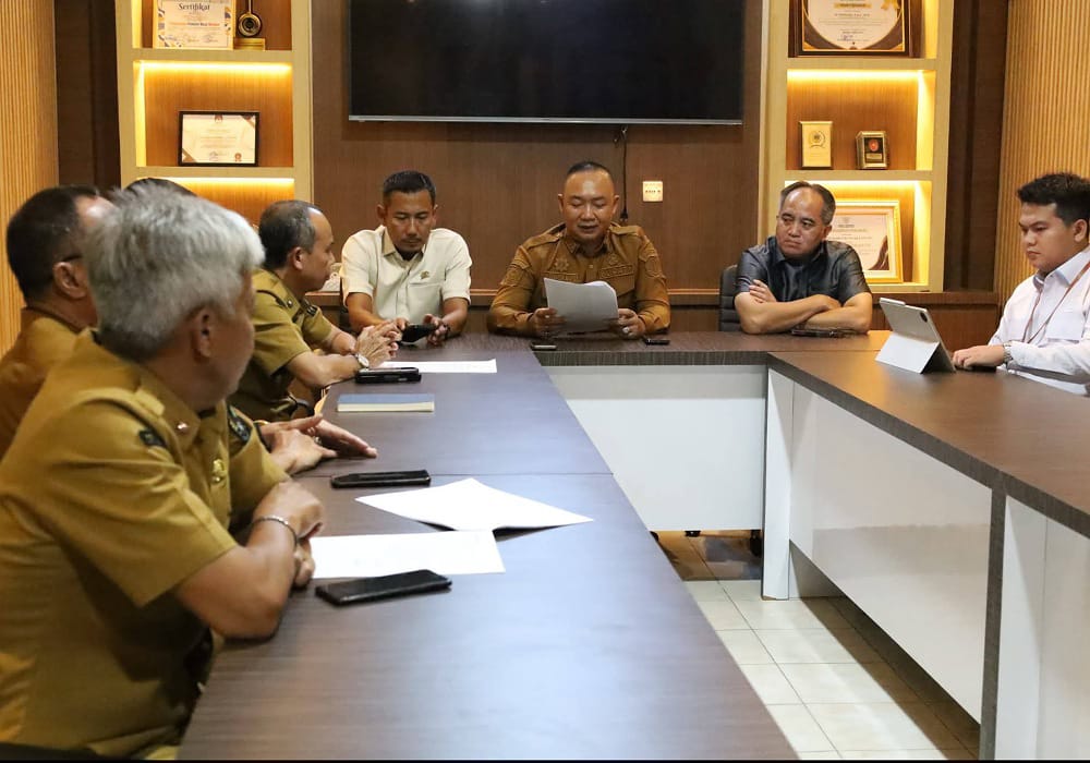 Bupati Ketapang bersama Ketua DPRD dan pihak terkait saat melakukan konferensi pers terkait stok BBM, Senin (16/03). Foto: Ist.