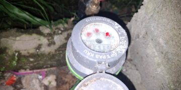 Penampakan meteran air yang di pasang UPT Air Bersih tak berfungsi dan terkesan mengambat saluran air ke rumah warga.