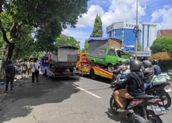 Penertiban PKL liar oleh Satgas Infrastruktur dan Tata Ruang Kabupaten Jember berjalan lancar (foto: Jurnalis.co.id/Sigit)