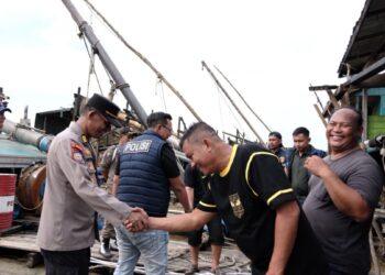 Polres Sintang bersama unsur TNI, Satpol PP, dan pemerintah daerah mengedepankan pendekatan humanis melalui sosialisasi dan himbauan langsung kepada para pekerja tambang ilegal, pada Selasa (17/3/2026)