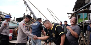 Polres Sintang bersama unsur TNI, Satpol PP, dan pemerintah daerah mengedepankan pendekatan humanis melalui sosialisasi dan himbauan langsung kepada para pekerja tambang ilegal, pada Selasa (17/3/2026)