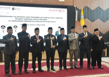 Bupati Kubu Raya Sujiwo saat mengukuhkan, melantik, dan mengambil sumpah/janji jabatan pejabat pimpinan tinggi pratama di lingkungan Pemerintah Kabupaten Kubu Raya, di Aula Praja Utama Kantor Bupati Kubu Raya, Selasa (17/3/2026)