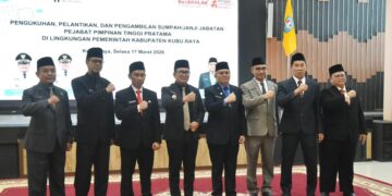 Bupati Kubu Raya Sujiwo saat mengukuhkan, melantik, dan mengambil sumpah/janji jabatan pejabat pimpinan tinggi pratama di lingkungan Pemerintah Kabupaten Kubu Raya, di Aula Praja Utama Kantor Bupati Kubu Raya, Selasa (17/3/2026)