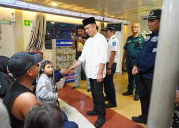 Wali Kota Pontianak Edi Rusdi Kamtono berbincang dengan penumpang KM Dharma Kartika VII yang berangkat dari Pelabuhan Dwikora Pontianak menuju ke Semarang.