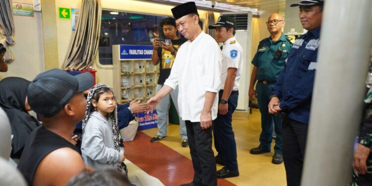 Wali Kota Pontianak Edi Rusdi Kamtono berbincang dengan penumpang KM Dharma Kartika VII yang berangkat dari Pelabuhan Dwikora Pontianak menuju ke Semarang.
