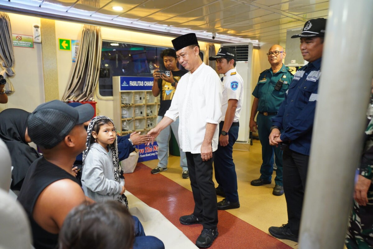 Wali Kota Pontianak Edi Rusdi Kamtono berbincang dengan penumpang KM Dharma Kartika VII yang berangkat dari Pelabuhan Dwikora Pontianak menuju ke Semarang.