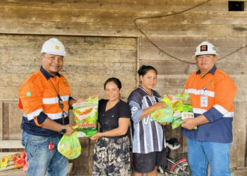 CMI saat menyalurkan bantuan sebanyak 250 paket sembako kepada keluarga prasejahtera di wilayah Ring I operasional perusahaan, yakni Desa Matan Jaya.