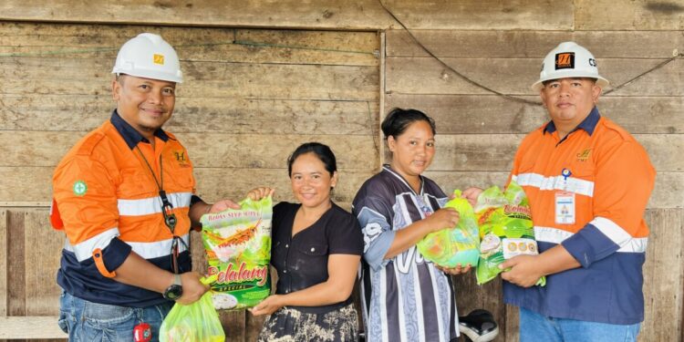 CMI saat menyalurkan bantuan sebanyak 250 paket sembako kepada keluarga prasejahtera di wilayah Ring I operasional perusahaan, yakni Desa Matan Jaya.