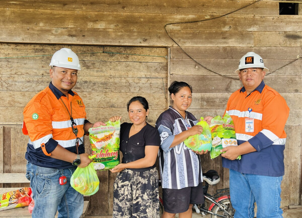 CMI saat menyalurkan bantuan sebanyak 250 paket sembako kepada
keluarga prasejahtera di wilayah Ring I operasional perusahaan, yakni Desa Matan Jaya. 