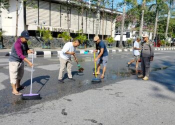 Petugas tengah membersihkan lapangan di depan Kantor Wali Kota, Jalan Rahadi Usman, yang akan digunakan untuk pelaksanaan Salat Idulfitri 1447 Hijriyah.