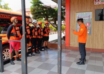Tim SAR gabungan gerak cepat lakukan pencairan terhadap jatuhnya seorang penumpang dari Kapal Motor (KM) Swadesi di perairan Sungai Kapuas