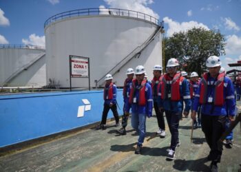Wali Kota Pontianak Edi Rusdi Kamtono bersama jajaran Forkopimda Kota Pontianak meninjau langsung Terminal BBM Pertamina yang berada di Pontianak Utara.