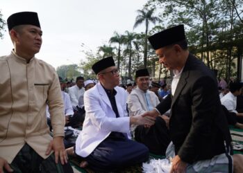 Momen Wali Kota Pontianak Edi Rusdi Kamtono bersama mantan Gubernur Kalbar Sutarmidji saat Salat Id di depan Taman Alun Kapuas.