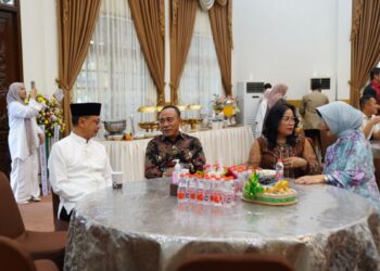 Wali Kota Pontianak Edi Rusdi Kamtono saat menerima kunjungan Wakil Gubernur Kalbar Krisantus pada open house di kediaman dinasnya.