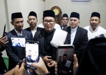 Suasana Hari Raya Idulfitri 1447 Hijriah dimanfaatkan Bupati Kubu Raya Sujiwo untuk mempererat silaturahmi dengan masyarakat. Dengan melaksanakan salat Id di Masjid Agung Awwaluddin, Desa Limbung, Kecamatan Sungai Raya, Sabtu (21/3/2026).