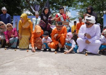 Wali Kota Pontianak Edi Rusdi Kamtono bersama para siswa SD ikut mendirikan telur pada momen Kulminasi Matahari.