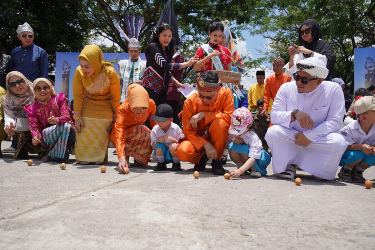 Wali Kota Pontianak Edi Rusdi Kamtono bersama para siswa SD ikut mendirikan telur pada momen Kulminasi Matahari.