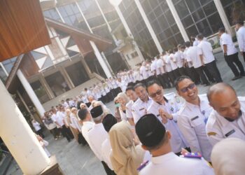 Seluruh ASN di lingkungan Kantor Wali Kota Pontianak saling bermaafan di hari pertama masuk kerja usai libur lebaran.