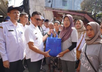 Wali Kota Pontianak Edi Rusdi Kamtono menyerahkan bantuan kepada korban kebakaran di Gang Tamang I Pontianak Barat.