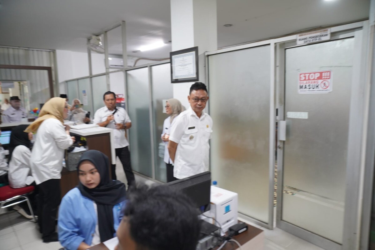 Wali Kota Pontianak, Edi Rusdi Kamtono, turun langsung melakukan inspeksi mendadak (sidak) ke sejumlah instansi.
