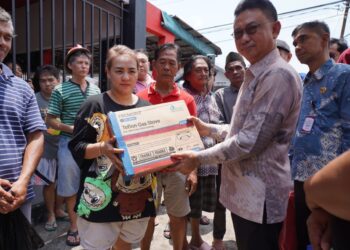 Wali Kota Pontianak Edi Rusdi Kamtono menyerahkan bantuan darurat kepada korban kebakaran di Jalan Parwasal.