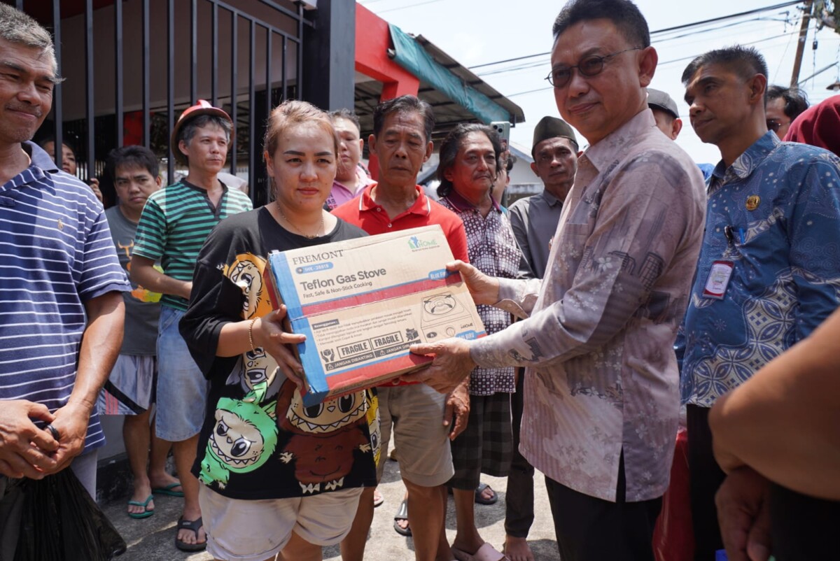 Wali Kota Pontianak Edi Rusdi Kamtono menyerahkan bantuan darurat kepada korban kebakaran di Jalan Parwasal.