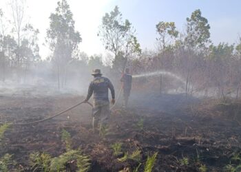 Polres Kubu Raya bersama Badan Nasional Penanggulangan Bencana (BNPB), TNI, Manggala Agni dalam operasi pemadaman dan pendinginan intensif di sejumlah wilayah rawan, Rabu (25/3/2026).
