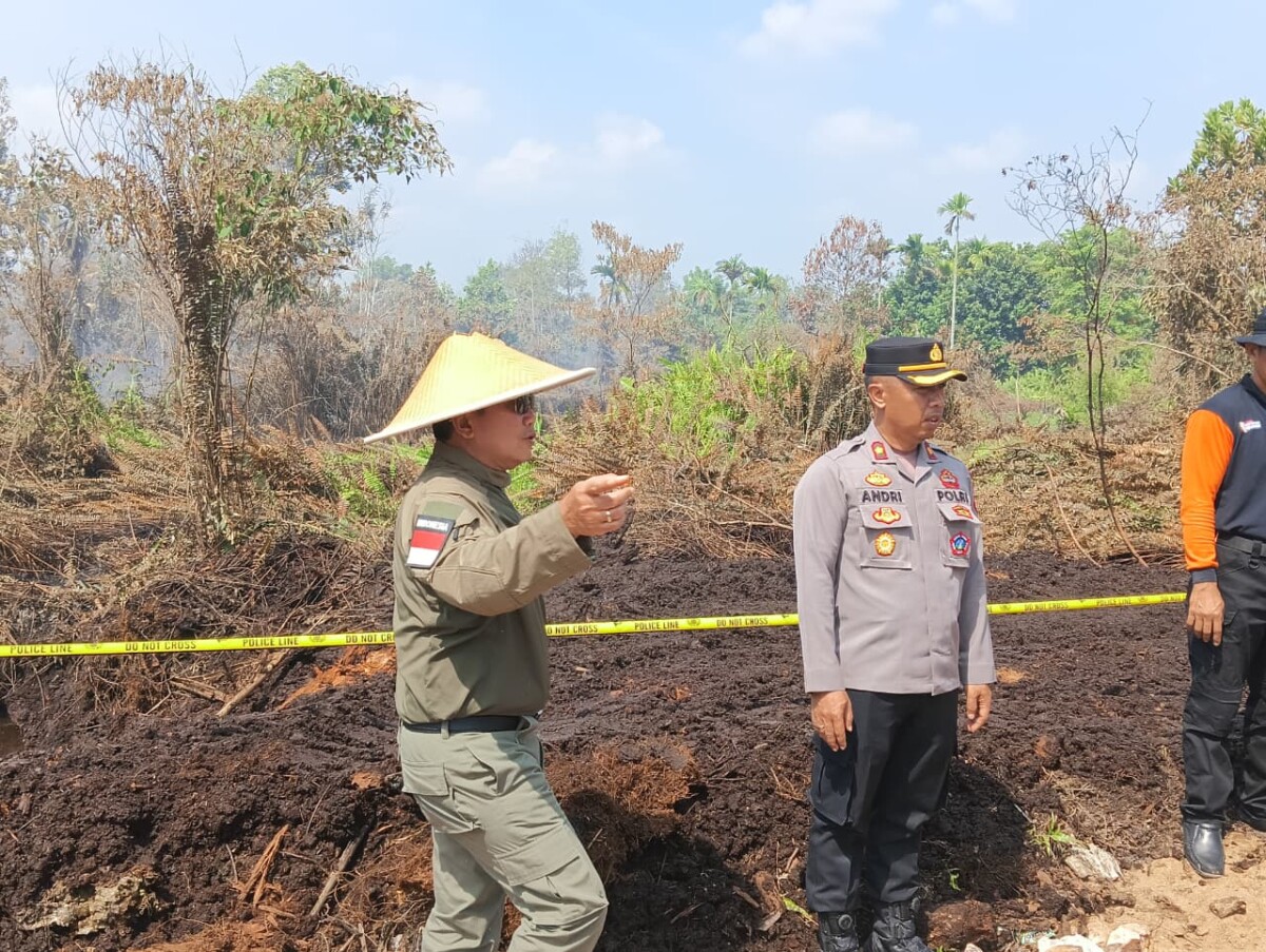 Kepolisian Resor Kubu Raya mengambil langkah tegas dengan menyegel sejumlah lahan terbakar di kawasan ujung Sungai Raya Dalam, Kamis (26/3/2026).
