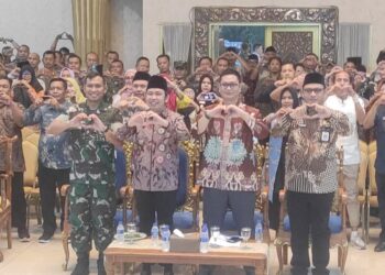 Bupati Fawait dan Kepala Kantor Cabang Bulog Jember Ade Saputra usai sosialisasi Bantuan Pangan 2026 (foto: Jurnalis.co.id/Sigit)
