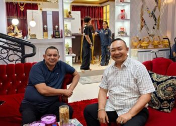 Bupati Ketapang dan Boyman Harun poto bersama di sela - sela silaturrahmi. Foto: Ist.